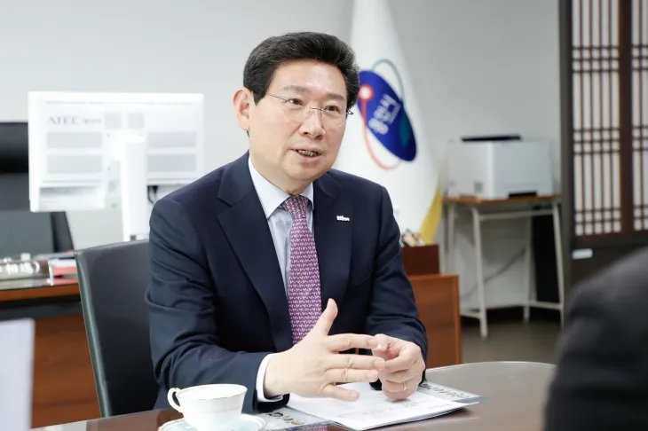 이상일 용인시장이 22일 서울신문과 인터뷰에서 시스템반도체 국가산업단지와 용인반도체클러스터, 삼성전자 미래연구단지 등 3곳을 잇는 1244만㎡의 L자형 반도체 클러스터 조성 계획에 대해 설명을 하고 있다. 용인시 제공 이상일 용인시장이 22일 서울신문과 인터뷰에서 시스템반도체 국가산업단지와 용인반도체클러스터, 삼성전자 미래연구단지 등 3곳을 잇는 1244만㎡의 L자형 반도체 클러스터 조성 계획에 대해 설명을 하고 있다. 용인시 제공