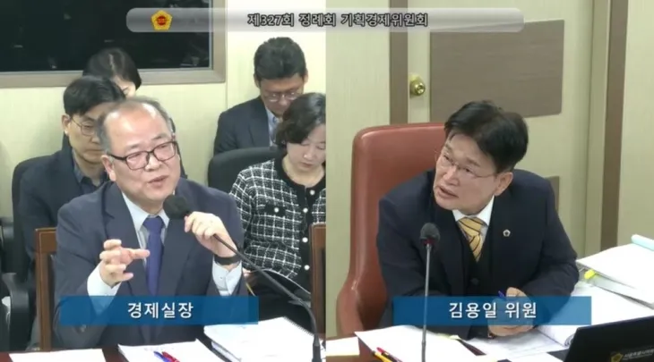 지난 26일 열린 경제실 예산안 예비심사에서 이해우 경제실장에게 질의하는 김용일 의원 지난 26일 열린 경제실 예산안 예비심사에서 이해우 경제실장에게 질의하는 김용일 의원