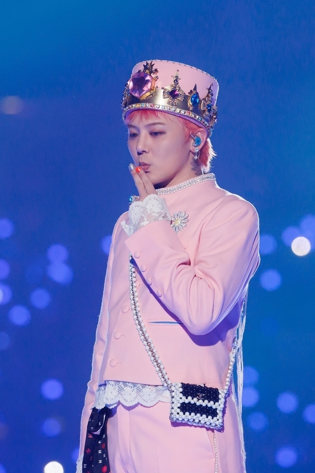 빅뱅의 지드래곤(GD,권지용)이 23일 일본 오사카 쿄세라 돔에서 열린 ‘2024 마마 어워즈’(MAMA AWARDS)에 출연해 화려한 무대를 선보이고 있다. 엠넷 제공