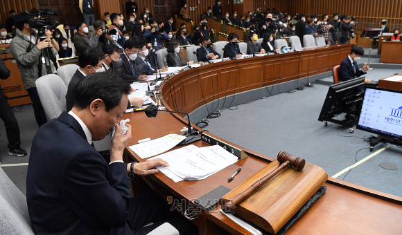 우상호 이태원참사특위 위원장이 12일 서울 여의도 국회에서 용산 이태원 참사 진상규명과 재발방지를 위한 국정조사특별위원회 22차 공청회에서 진술인의 진술을 들으며 눈물을 닦고 있다. 2023.1.12. 오장환 기자