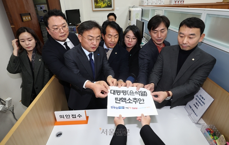 4일 서울 여의도 국회에서 개혁신당 이주영 의원, 천하람 원내대표, 조국혁신당 신장식 의원, 진보당 윤종오 원내대표, 기본소득당 용혜인 대표, 사회민주당 한창민 대표, 더불어민주당 김용민 의원이 야6당이 공동발의한 윤석열 대통령 탄핵소추안을 제출하고 있다. 안주영 전문기자