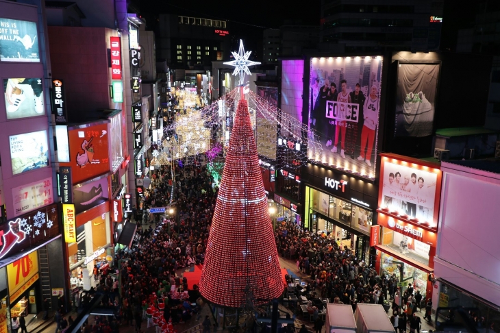 부산 크리스마스 트리 문화축제가 열리고 있는 부산 중구 광복로. 부산 중구 제공