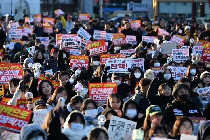 8일 오후 광주 동구 5·18민주광장에서 열린 정권 퇴진 5차 총궐기 대회에 참석한 시민들이 윤석열 대통령 탄핵소추안 무산을 규탄하며 즉각적인 퇴진을 촉구하고 있다. 광주 뉴시스 8일 오후 광주 동구 5·18민주광장에서 열린 정권 퇴진 5차 총궐기 대회에 참석한 시민들이 윤석열 대통령 탄핵소추안 무산을 규탄하며 즉각적인 퇴진을 촉구하고 있다. 광주 뉴시스