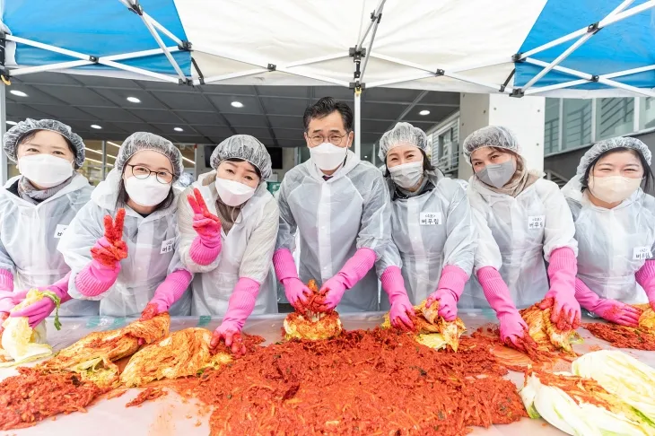 이기재(왼쪽 네 번째) 서울 양천구청장이 주민들과 함께 김장 봉사를 하고 있다. 양천구 제공 이기재(왼쪽 네 번째) 서울 양천구청장이 주민들과 함께 김장 봉사를 하고 있다. 양천구 제공