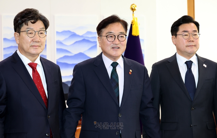 우원식(가운데) 국회의장와 권성동(왼쪽) 국민의힘 당대표 권한대행, 박찬대 더불어민주당 원내대표가 23일 국회의장실에서 열린 회동에서 기념촬영을 하고 있다. 안주영 전문기자