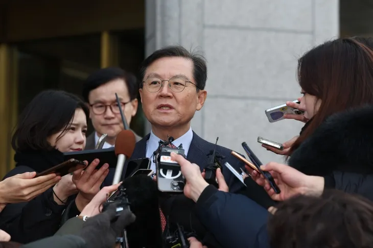 지난 27일 윤석열 대통령의 법률대리인인 윤갑근 변호사가 탄핵심판 사건 첫 번째 변론준비기일을 마친 뒤 서울 종로구 헌법재판소 심판정을 나서며 취재진의 질문에 답하고 있다 2024.12.27 연합뉴스 지난 27일 윤석열 대통령의 법률대리인인 윤갑근 변호사가 탄핵심판 사건 첫 번째 변론준비기일을 마친 뒤 서울 종로구 헌법재판소 심판정을 나서며 취재진의 질문에 답하고 있다 2024.12.27 연합뉴스