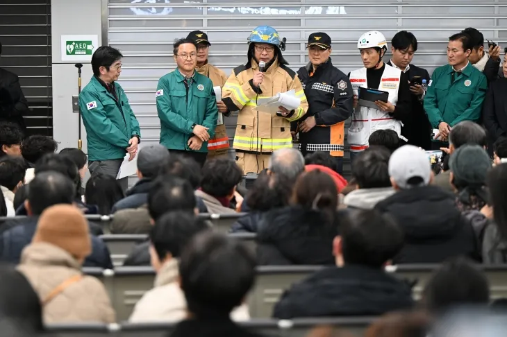 탑승자 가족들 앞에서 브리핑 하는 구조당국 탑승자 가족들 앞에서 브리핑 하는 구조당국