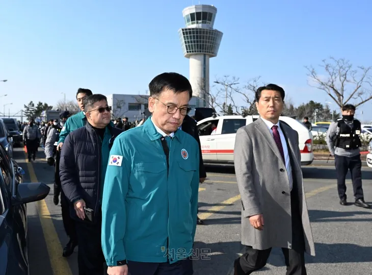 전남 무안국제공항에서 착륙 중이던 항공기가 활주로를 이탈해 울타리 외벽을 충돌한 9일 오후 사고 현장을 방문한 최상목. 2024.12.29 무안 도준석 전문기자 전남 무안국제공항에서 착륙 중이던 항공기가 활주로를 이탈해 울타리 외벽을 충돌한 9일 오후 사고 현장을 방문한 최상목. 2024.12.29 무안 도준석 전문기자