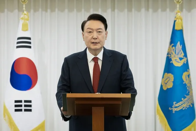 윤석열 대통령이 14일 자신의 탄핵소추안이 국회 본회의에서 가결된 뒤 관저에서 대국민담화를 하고 있다. 대통령실 제공 윤석열 대통령이 14일 자신의 탄핵소추안이 국회 본회의에서 가결된 뒤 관저에서 대국민담화를 하고 있다. 대통령실 제공