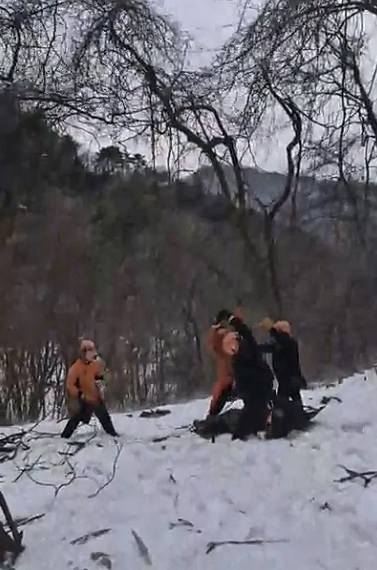 60대 여성이 양평 유명산에서 패러글라이딩을 하다가 바람에 밀려 3km 떨어진 가평의 야산에 불시착하는 사고가 발생했다. 연합뉴스