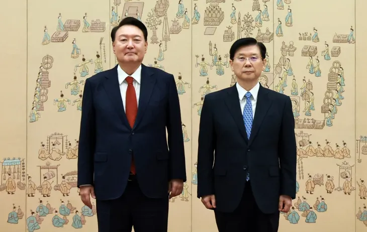 윤석열 대통령이 9일 서울 용산 대통령실 청사에서 박종준 신임 대통령 경호처장에게 임명장을 수여한 뒤 기념 촬영을 하고 있다. 2024.9.9. 연합뉴스 윤석열 대통령이 9일 서울 용산 대통령실 청사에서 박종준 신임 대통령 경호처장에게 임명장을 수여한 뒤 기념 촬영을 하고 있다. 2024.9.9. 연합뉴스