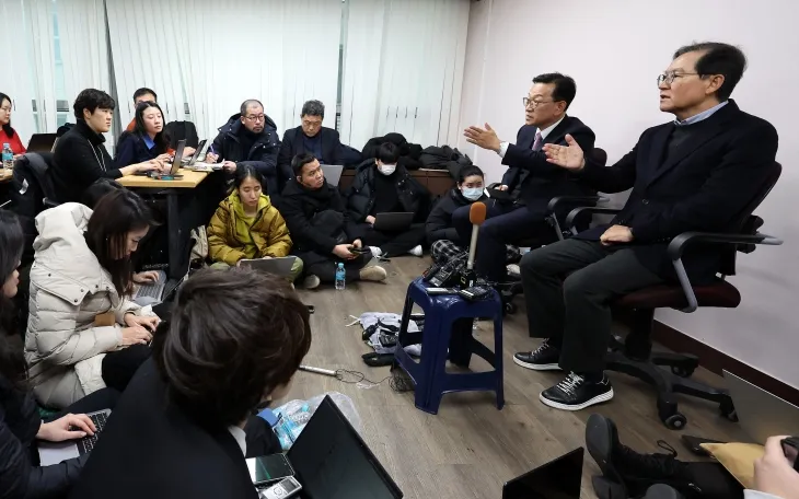윤석열 대통령의 탄핵심판 법률대리인단인 윤갑근(오른쪽)·석동현 변호사가 9일 서울 서초구 석 변호사 사무실에서 열린 외신기자 대상 기자회견에 참석해 질의를 받고 있다. 뉴스1 윤석열 대통령의 탄핵심판 법률대리인단인 윤갑근(오른쪽)·석동현 변호사가 9일 서울 서초구 석 변호사 사무실에서 열린 외신기자 대상 기자회견에 참석해 질의를 받고 있다. 뉴스1