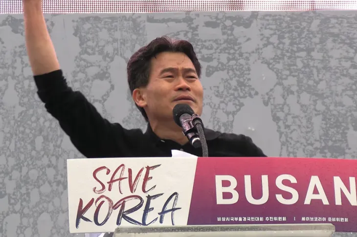 유명 역사 강사 전한길씨가 지난 1일 부산역 앞에서 개신교 단체 세이브코리아가 주최한 ‘국가비상기도회’ 연단에 올라 집회 참가자들의 호응을 유도하고 있다. 2025.2.1 유튜브 채널 ‘꽃보다전한길’ 캡처 유명 역사 강사 전한길씨가 지난 1일 부산역 앞에서 개신교 단체 세이브코리아가 주최한 ‘국가비상기도회’ 연단에 올라 집회 참가자들의 호응을 유도하고 있다. 2025.2.1 유튜브 채널 ‘꽃보다전한길’ 캡처