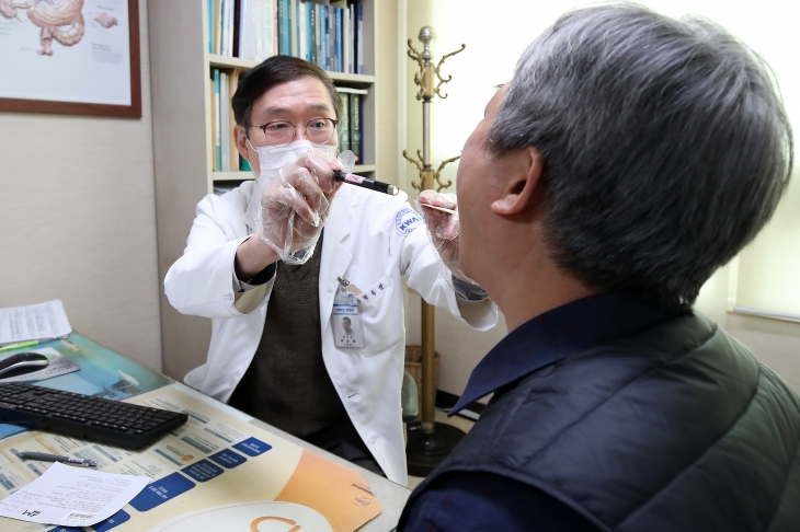 대구의 한 종합병원에서 의사가 독감 증상으로 내원한 환자를 진료하고 있다. 대구 뉴스1