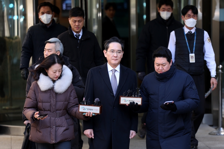 ‘삼성바이오로직스 분식 회계 의혹’ 사건 재판에서 무죄를 선고 받은 이재용 삼성전자 회장에 대해 검찰이 7일 대법원에 상고했다. 사진은 지난 3일 오후 서초구 서울고법에서 열린 그룹 경영권 승계 관련 부당합병·회계부정 의혹 항소심 선고공판에서 무죄 판결을 받은 뒤 법원을 나서는 이재용(앞줄 가운데) 회장. 연합뉴스