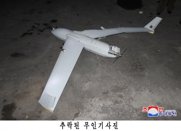 북한이 평양에서 한국군에서 운용하는 드론과 동일 기종의 무인기 잔해를 발견했다고 주장하며 관련 사진을 공개했다. 북한 국방성 대변인은 19일 조선중앙통신을 통해 “한국군부깡패들의 중대주권침해도발사건이 결정적 물증의 확보와 그에 대한 객관적이며 과학적인 수사를 통해 명백히 확증되였다”고 발표했다. 2024.10.19. 조선중앙통신 연합뉴스 북한이 평양에서 한국군에서 운용하는 드론과 동일 기종의 무인기 잔해를 발견했다고 주장하며 관련 사진을 공개했다. 북한 국방성 대변인은 19일 조선중앙통신을 통해 “한국군부깡패들의 중대주권침해도발사건이 결정적 물증의 확보와 그에 대한 객관적이며 과학적인 수사를 통해 명백히 확증되였다”고 발표했다. 2024.10.19. 조선중앙통신 연합뉴스