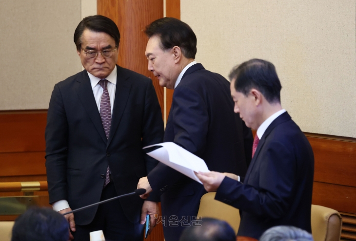 윤석열 대통령이 13일 서울 종로구 헌법재판소에서 열린 ‘윤석열 대통령 탄핵심판 8차 변론’에 출석하고 있다. 사진공동취재단
