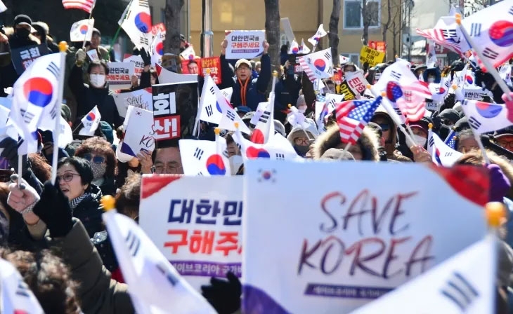 보수 성향 개신교단체 세이브코리아가 22일 충북도청 서문 앞에서 ‘국가비상기도회’를 열고 윤석열 대통령의 탄핵을 반대하고 있다. 2025.02.22. 뉴시스