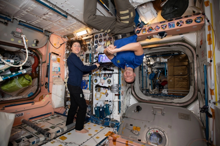 국제우주정거장(ISS)와 같은 공간은 지나치게 청결이 유지돼 오히려 우주인들의 면역 체계를 교란시킨다는 분석이 나왔다. 이 때문에 지구의 흙이나 물에 있는 미생물을 도입할 필요가 있다는 조언이 나왔다. 가장 좋은 방법으로 흙을 이용한 식물 가꾸기가 제안됐다. 미국 항공우주국(NASA) 제공