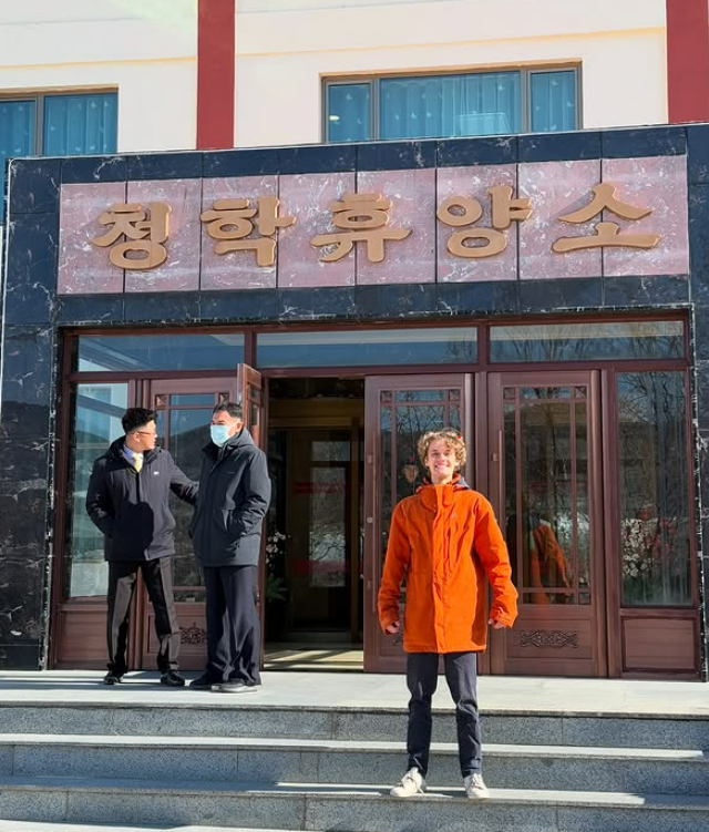 지난달 20일 북한에 입국한 독일의 유명 인플루언서 루카 페르트멩게스 뒤로 마스크를 쓴 북한 주민이 보인다. 인스타그램 캡처
