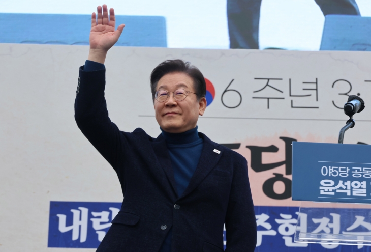 더불어민주당 이재명 대표가 1일 서울 종로구 안국동 사거리에서 열린 ‘야 5당 공동 내란종식·민주헌정수호를 위한 윤석열 파면 촉구 범국민대회’에서 발언 전 인사하고 있다. 2025.3.1 연합뉴스