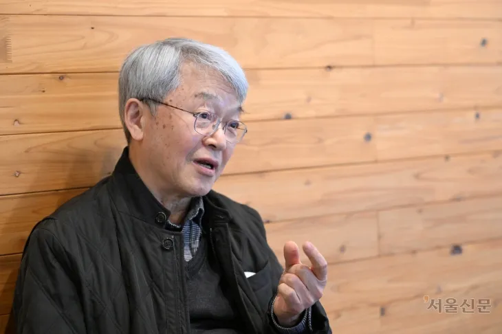 지난 5일 서울 은평뉴타운 자택 인근 카페에서 만난 양건 전 감사원장은 “대통령 탄핵 관련 찬반 여론이 극단적으로 갈라지는 상황에서 탄핵심판의 절차적 공정성을 소홀히 하면 헌재 결정을 수용하지 않으려는 이들에게 빌미를 줄 수 있다”고 말했다. 도준석 전문기자 지난 5일 서울 은평뉴타운 자택 인근 카페에서 만난 양건 전 감사원장은 “대통령 탄핵 관련 찬반 여론이 극단적으로 갈라지는 상황에서 탄핵심판의 절차적 공정성을 소홀히 하면 헌재 결정을 수용하지 않으려는 이들에게 빌미를 줄 수 있다”고 말했다. 도준석 전문기자