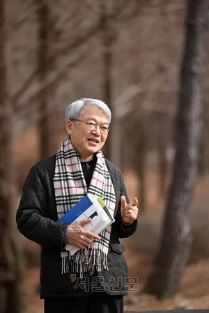 헌법학 권위자인 양건 전 감사원장은 “87년 헌법 체제의 키워드는 대통령 5년 단임제와 헌법재판소 신설”이라며 “12·3사태는 이 둘과 모두 관련이 있다”고 분석했다. 그는 2018년 펴낸 저서 ‘헌법의 이름으로’에서 5년 단임제의 폐해와 정치적 위상이 강화된 헌재의 문제점을 조목조목 짚었다. 도준석 전문기자 헌법학 권위자인 양건 전 감사원장은 “87년 헌법 체제의 키워드는 대통령 5년 단임제와 헌법재판소 신설”이라며 “12·3사태는 이 둘과 모두 관련이 있다”고 분석했다. 그는 2018년 펴낸 저서 ‘헌법의 이름으로’에서 5년 단임제의 폐해와 정치적 위상이 강화된 헌재의 문제점을 조목조목 짚었다. 도준석 전문기자