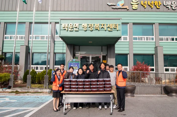 호반호텔앤리조트 임직원들이 충북 제천시 백운면 행정복지센터에서 조희숙 셰프와 함께 만든 김치를 전달하고 있다. 호반호텔앤리조트 제공 호반호텔앤리조트 임직원들이 충북 제천시 백운면 행정복지센터에서 조희숙 셰프와 함께 만든 김치를 전달하고 있다. 호반호텔앤리조트 제공