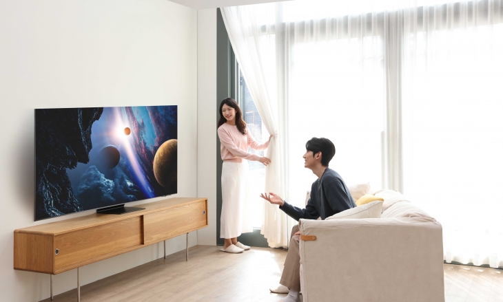 삼성전자 모델이 ‘눈부심 방지’ 기술이 적용된 인공지능(AI) TV 2025년형 OLED를 시청하고 있다. 삼성전자 제공
