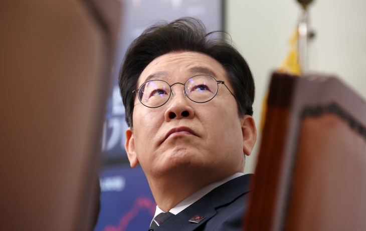 자료화면 보는 이재명 대표