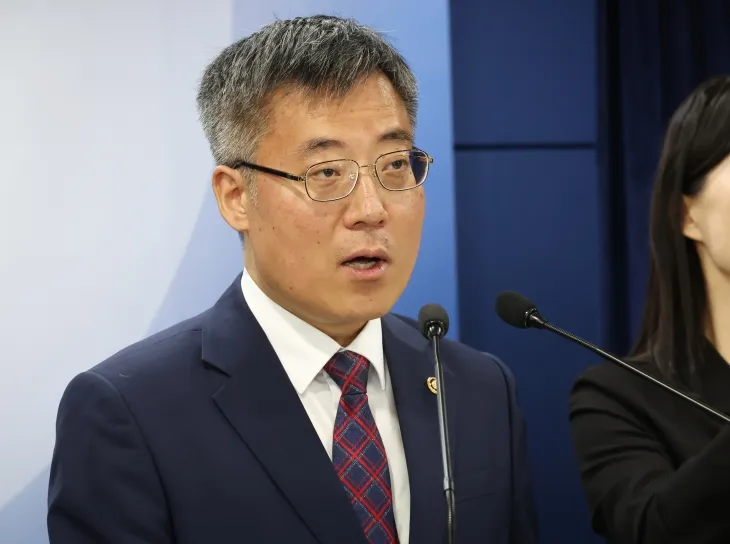 법무부 장관 직무대행인 김석우 법무부 차관이 14일 서울 종로구 정부서울청사에서 국무회의 결과에 따른 ‘명태균 특검법’ 재의요구권 의결 브리핑을 하고 있다. 연합뉴스 법무부 장관 직무대행인 김석우 법무부 차관이 14일 서울 종로구 정부서울청사에서 국무회의 결과에 따른 ‘명태균 특검법’ 재의요구권 의결 브리핑을 하고 있다. 연합뉴스