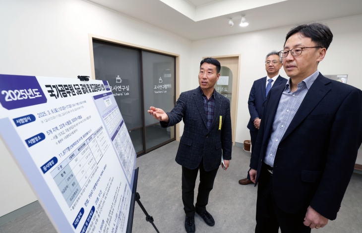 연원정(오른쪽) 인사혁신처장이 지난 8일 국가공무원 5급 공채 및 외교관 후보자 선발 제1차시험장인 서울 동작구의 한 시험장을 찾아 시험 상황을 점검하고 있다. 인사처 제공