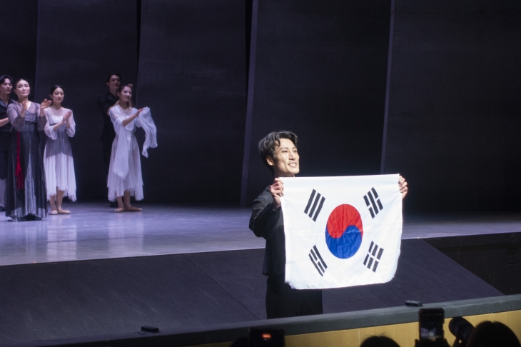 ‘안중근, 천국에서의 춤’에서 안중근 역을 맡은 이동탁 발레리노가 15일 서울 서초구 예술의전당 CJ토월극장에서 공연을 마친 후 태극기를 들어 보이고 있다. 2025.3.15 류재민 기자
