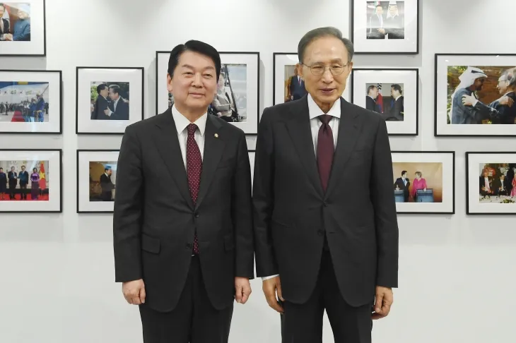안철수(왼쪽) 국민의힘 의원이 17일 오전 서울 서초구 이명박 재단 사무실에서 이명박 전 대통령을 예방해 기념촬영 하고 있다. 뉴시스 안철수(왼쪽) 국민의힘 의원이 17일 오전 서울 서초구 이명박 재단 사무실에서 이명박 전 대통령을 예방해 기념촬영 하고 있다. 뉴시스