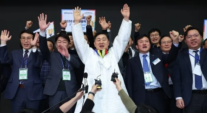 김관영(가운데) 전북특별자치도지사가 지난달 28일 전북이 2036 하계올림픽 국내 후보 도시로 선정되자 환호하고 있다. 전북도 제공 김관영(가운데) 전북특별자치도지사가 지난달 28일 전북이 2036 하계올림픽 국내 후보 도시로 선정되자 환호하고 있다. 전북도 제공