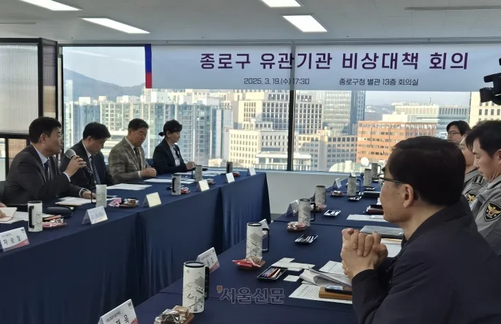 정문헌(왼쪽 첫 번째) 서울 종로구청장이 19일 오후 종로구청 1별관에서 관계기관 비상대책회의를 열고 인사말을 하고 있다. 정문헌(왼쪽 첫 번째) 서울 종로구청장이 19일 오후 종로구청 1별관에서 관계기관 비상대책회의를 열고 인사말을 하고 있다.