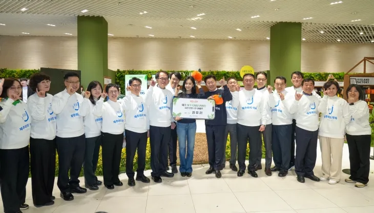 제주도가 청정 환경과 관광의 조화로운 공존으로 지속가능한 여행 문화를 확산하기 위한 ‘제주와의 약속’ 팝업 행사를 지난달 28일 여의도 더현대 서울에서 개최했다. 가수 겸 배우 권유리(소녀시대)가 ‘연예인 1호’ 디지털 관광증 신청자로 나서 눈길을 끌었다. 제주도 제공 제주도가 청정 환경과 관광의 조화로운 공존으로 지속가능한 여행 문화를 확산하기 위한 ‘제주와의 약속’ 팝업 행사를 지난달 28일 여의도 더현대 서울에서 개최했다. 가수 겸 배우 권유리(소녀시대)가 ‘연예인 1호’ 디지털 관광증 신청자로 나서 눈길을 끌었다. 제주도 제공