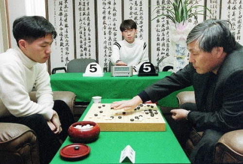 2001년 서울 성동구 한국기원에서 열린 제35기 한국통신 M.com 018배 패왕전 본선 19국에서 대결을 벌이고 있는 이창호 9단(왼쪽)과 조훈현 9단. 서울신문 DB