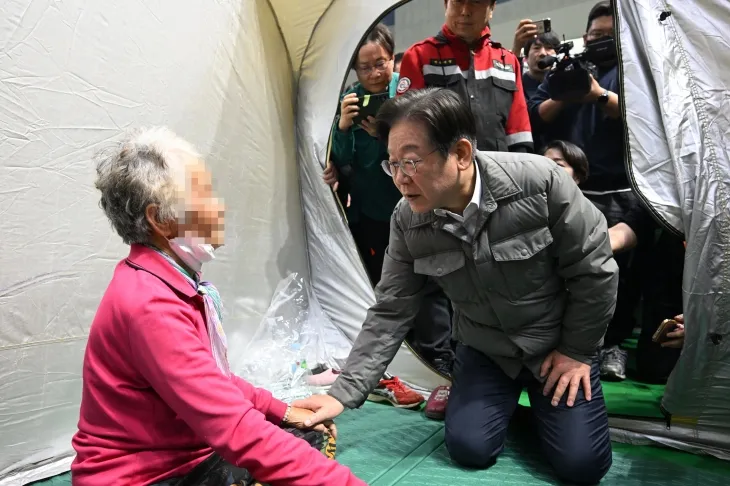 산불 이재민 위로하는 이재명 산불 이재민 위로하는 이재명