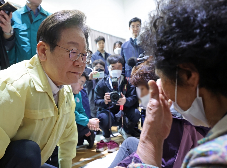 이재민 위로하는 이재명 대표