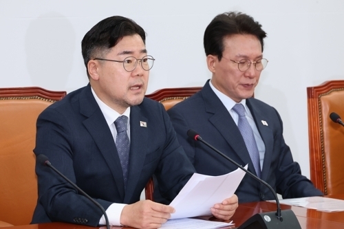 더불어민주당 박찬대 원내대표가 30일 서울 여의도 국회에서 한덕수 대통령 권한대행 겸 국무총리에게 마은혁 헌법재판관 후보자를 임명할 것을 촉구하고 있다. 박 원내대표는 “한 총리가 4월 1일까지 헌법수호 책무를 이행하지 않는다면, 민주당은 중대 결심을 할 것”이라고 밝혔다. 연합뉴스