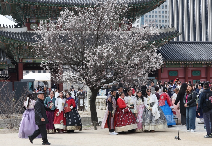 지난달 30일 서울 경복궁에서 관광객들이 기념 촬영을 하고 있다. 2025.3.30