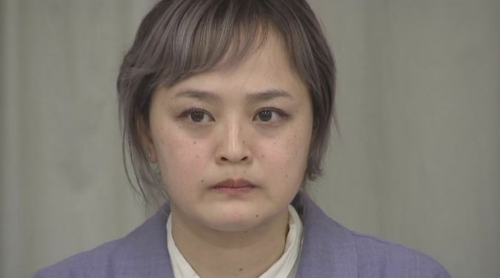 미에현의회 요시다 아야카 일본공산당 의원(27)은 지난 3월 31일 기자회견을 열어 살해 협박 메일을 공개하며 피해를 호소했다. 요시다 의원은 미에현 쓰시청 화장실에 생리대가 비치돼있지 않은 점을 소셜미디어(SNS)에서 지적해 파장이 일었다. CBC뉴스 보도화면 캡처