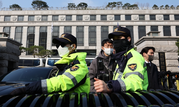 윤석열 대통령 탄핵심판 심리가 4월로 넘어온 1일 서울 종로구 헌법재판소 앞에서 경찰들이 경비를 강화하고 있다. 연합뉴스