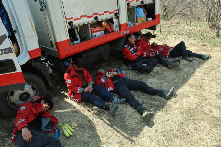 지난 26일 오후 경남 산청군 시천면 산불 현장에서 진화대원들이 진화작업 중 휴식을 취하고 있다. 경남 산청군 제공.