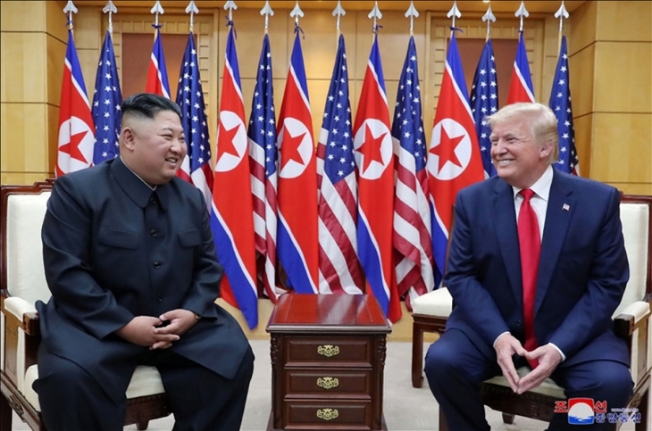 2019년 6월 30일 판문점 남측 자유의집 귀빈실에서 만나 밝은 표정으로 대화하고 있는 김정은(왼쪽) 북한 국무위원장과 당시 집권 1기 도널드 트럼프 미국 대통령. 트럼프 대통령은 31일(현지시간) 김 위원장을 ‘리틀 로켓맨’으로 언급했던 상황을 거론하면서 “김 위원장과 소통하고 있다”고 밝혔다. 조선중앙통신 연합뉴스
