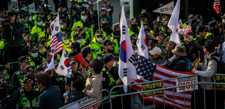 윤석열 대통령 탄핵심판 선고일이 결정된 1일 서울 종로구 헌법재판소 인근에서 경찰이 시위 중이던 윤 대통령 탄핵 반대 참가자들을 헌법재판소 100m 밖으로 밀어내고 있다. 뉴시스