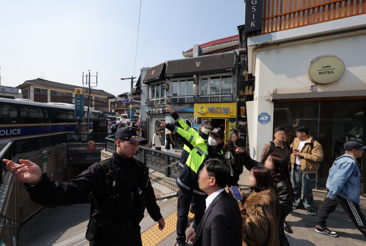 헌법재판소가 윤석열 대통령 탄핵심판 선고일을 발표한 1일 헌재 인근 서울 지하철 3호선 안국역 일부 출구가 폐쇄돼 있다. 안국역은 선고 당일인 4일 첫 차부터 역을 폐쇄한 뒤 무정차 운행할 예정이다. 연합뉴스