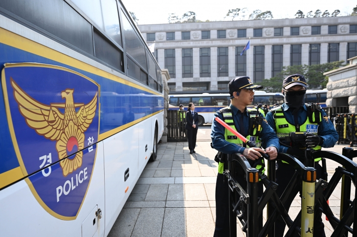 헌법재판소가 윤석열 대통령 탄핵심판 선고일을 발표한 1일 서울 종로구 헌법재판소 정문에서 경찰이 경계근무를 서고 있다. 2025.4.1 홍윤기 기자