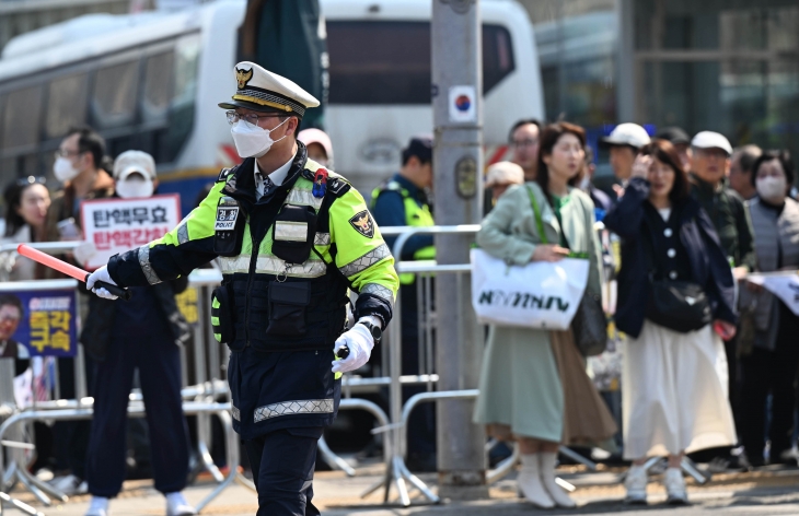 헌법재판소가 윤석열 대통령 탄핵심판 선고일을 발표한 1일 서울 종로구 안국역 일대에서 교통경찰이 도로를 정리하고 있다. 2025.4.1 홍윤기 기자